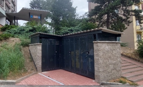 /7.7./ Containers for municipal and sorted waste are newly located in a locked space